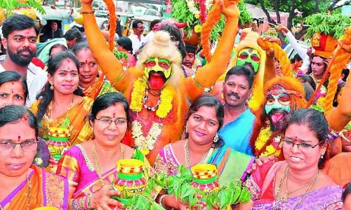 AP: कोलाटम से गराडी तक, गोदावरी जिले उत्सव की मस्ती से सराबोर AP: कोलाटम से गराडी तक, गोदावरी जिले उत्सव की मस्ती से सराबोर