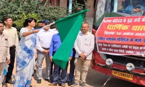 Amethi: मानवता की मिसाल, डीएम ने वृद्धजनों को कराया तीर्थ दर्शन