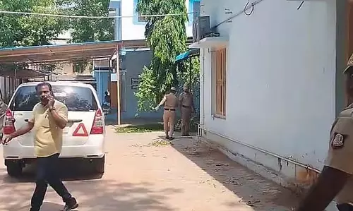 8वीं के छात्र पर दरांती से हमला! उसे रोकने गए शिक्षक पर भी हमला