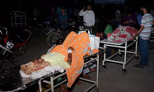 लखनऊ के लोकबंधु अस्पताल में आग लगने से एक मरीज की मौत, 200 लोगों को निकाला लखनऊ के लोकबंधु अस्पताल में आग लगने से एक मरीज की मौत, 200 लोगों को निकाला