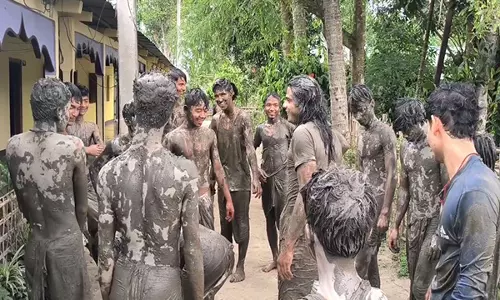 Majuli ने मिट्टी और खुशी के साथ 372 साल पुराना बोका बिहू मनाया