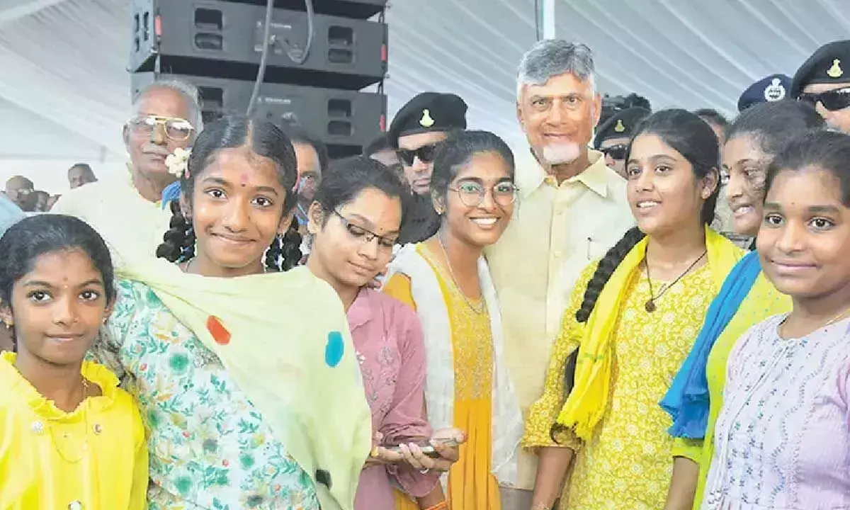 Andhra: मुख्यमंत्री ने छात्रों की सफलता की सराहना की Andhra: मुख्यमंत्री ने छात्रों की सफलता की सराहना की