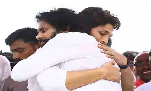 बेटे की आग दुर्घटना के बाद Allu Arjun पवन कल्याण से मिलने पहुंचे बेटे की आग दुर्घटना के बाद Allu Arjun पवन कल्याण से मिलने पहुंचे