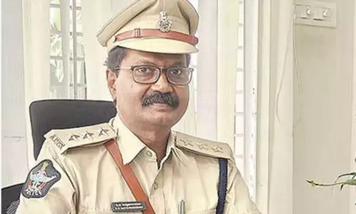 Andhra: सत्यनारायण ने महिला थाने के डीएसपी का कार्यभार संभाला Andhra: सत्यनारायण ने महिला थाने के डीएसपी का कार्यभार संभाला