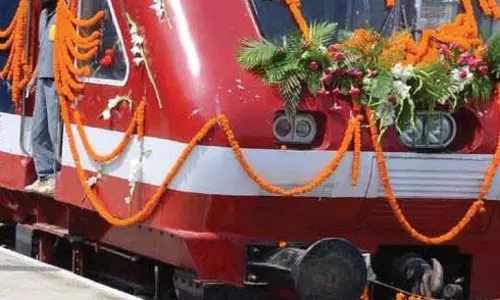 Pulwama में चलती ट्रेन से गिरी महिला
