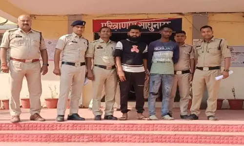 स्कूटी सवार मनचले गिरफ्तार, दो बहनों को अश्लील इशारे करने के आरोप स्कूटी सवार मनचले गिरफ्तार, दो बहनों को अश्लील इशारे करने के आरोप