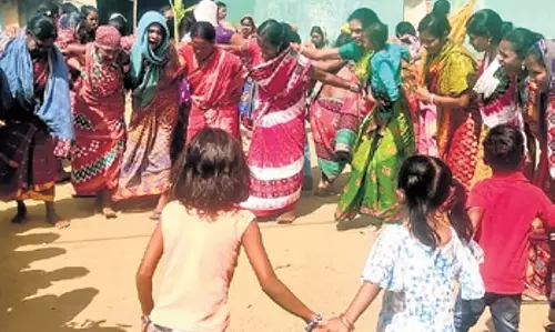 Odisha: कोरापुट जिले में आदिवासी त्यौहार चैत्र परब मनाया गया