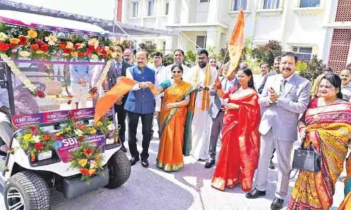 भारतीय स्टेट बैंक ने Yadagirigutta मंदिर को दो इलेक्ट्रिक वाहन दान किए भारतीय स्टेट बैंक ने Yadagirigutta मंदिर को दो इलेक्ट्रिक वाहन दान किए