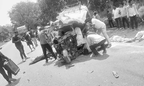 बस और ऑटो में भीषण टक्कर, 5 लोगों की दर्दनाक मौत बस और ऑटो में भीषण टक्कर, 5 लोगों की दर्दनाक मौत
