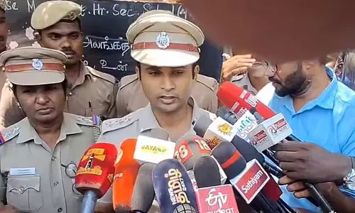 पेंसिल मांगने पर व्यक्ति पर दरांती से वार: पुलिस रिपोर्ट पेंसिल मांगने पर व्यक्ति पर दरांती से वार: पुलिस रिपोर्ट