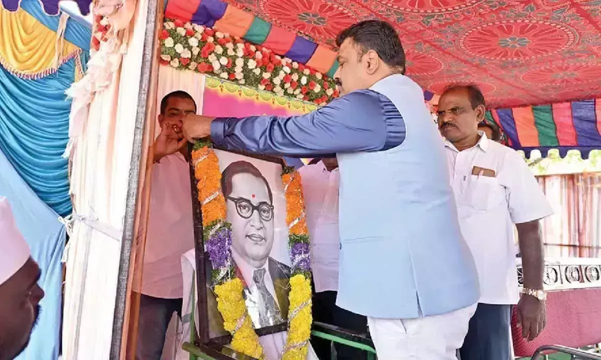 Andhra: छात्रों से अंबेडकर के आदर्शों पर चलने का आग्रह Andhra: छात्रों से अंबेडकर के आदर्शों पर चलने का आग्रह