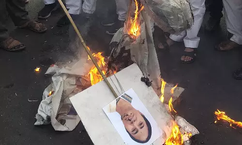 Ghaziabad: बंगाल हिंसा पर भड़के गाजियाबाद के लोग, ममता बनर्जी का पुतला जलाया Ghaziabad: बंगाल हिंसा पर भड़के गाजियाबाद के लोग, ममता बनर्जी का पुतला जलाया