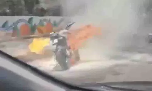 Gachibowli में चलती बाइक में लगी आग, सवार बाल-बाल बचा