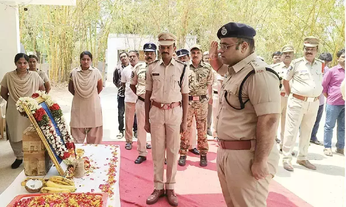 Andhra: जिला पुलिस ने अंबेडकर को श्रद्धांजलि अर्पित की