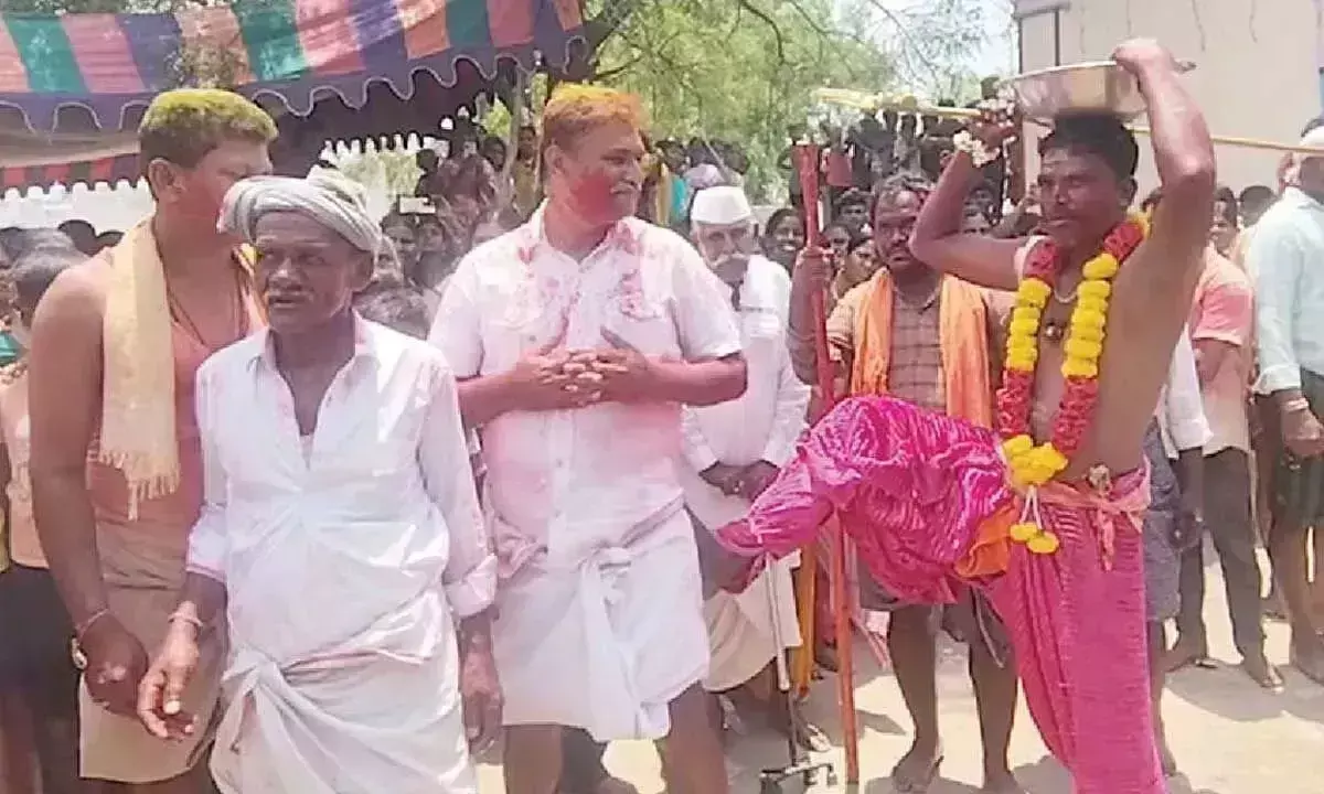 Andhra: क्या पुजारी की लात से मोक्ष मिलता है? Andhra: क्या पुजारी की लात से मोक्ष मिलता है?