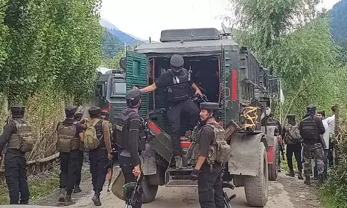 J&K के लसाना में आतंकवादियों के साथ मुठभेड़ के बाद तलाशी अभियान जारी J&K के लसाना में आतंकवादियों के साथ मुठभेड़ के बाद तलाशी अभियान जारी