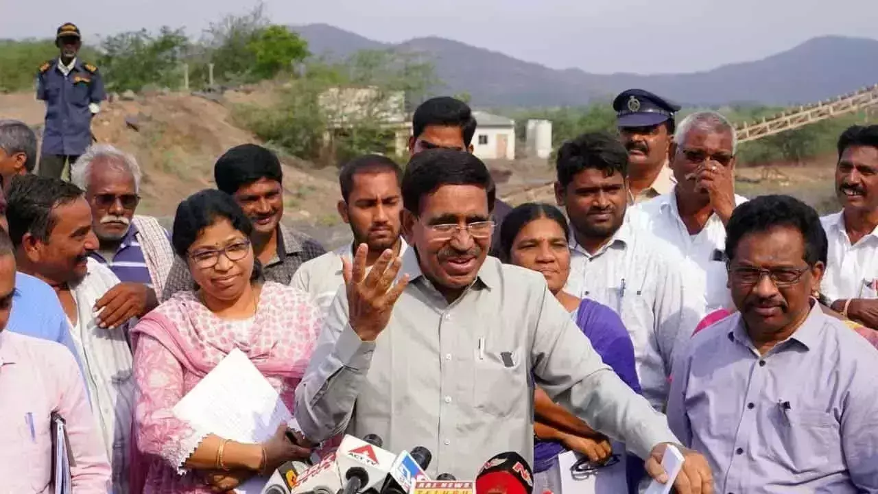 Minister नारायण ने अमरावती विकास के लिए अनंतवरम गांव में बजरी स्थलों का निरीक्षण किया Minister नारायण ने अमरावती विकास के लिए अनंतवरम गांव में बजरी स्थलों का निरीक्षण किया