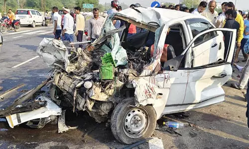 कार और बस की जोरदार टक्कर, दो महिला शिक्षक समेत 3 लोगों की मौत