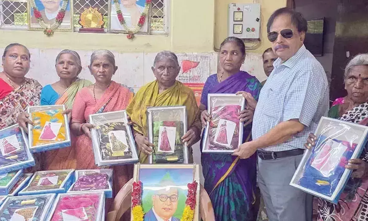 Andhra: महिलाओं को साड़ियां वितरित की गईं