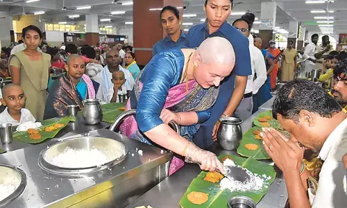 उपमुख्यमंत्री की पत्नी अन्ना लेजिनोवा ने श्रीवारी के दर्शन किए