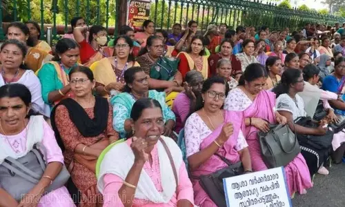 Kerala: आशा कार्यकर्ता 65वें दिन भी डटी रहीं, वेतन वृद्धि तक जारी रहेंगी हड़ताल