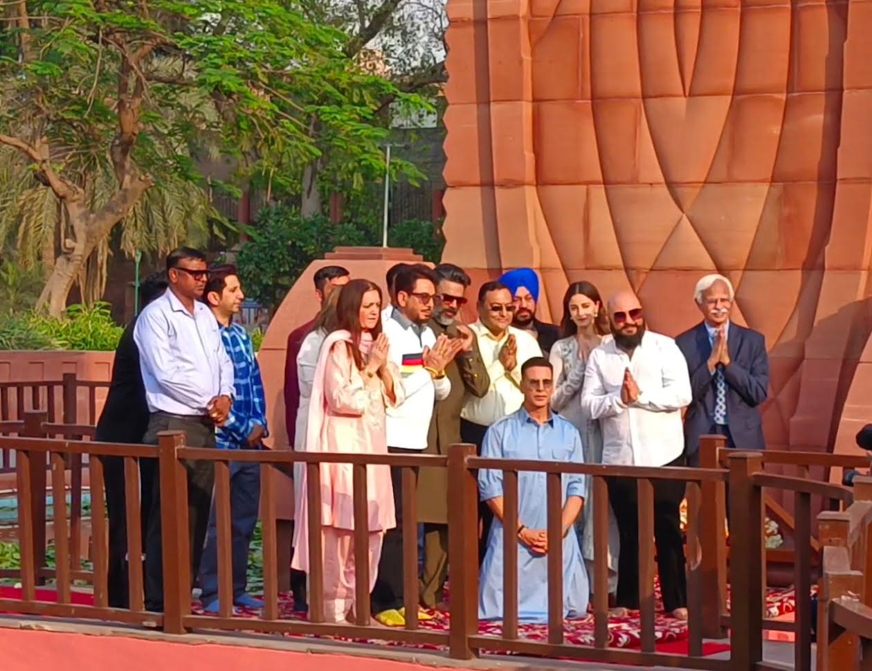 केसरी चैप्टर 2 की टीम ने अमृतसर दौरे के दौरान श्री हरमंदिर साहिब और जलियांवाला बाग में श्रद्धांजलि अर्पित की