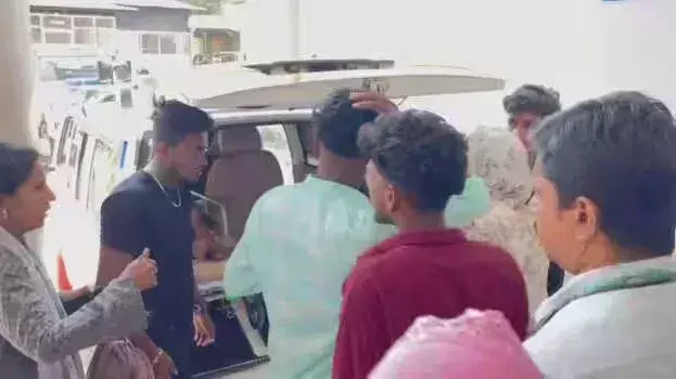Varkala: छुट्टी मांगने पर गुस्साए मालिक ने होटल स्टाफ को चाकू घोंपा Varkala: छुट्टी मांगने पर गुस्साए मालिक ने होटल स्टाफ को चाकू घोंपा
