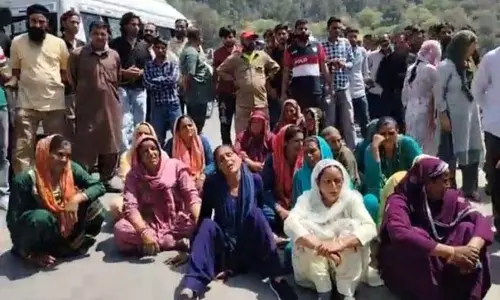 Jammu: महिला की रहस्यमय मौत पर परिवार ने किया विरोध प्रदर्शन