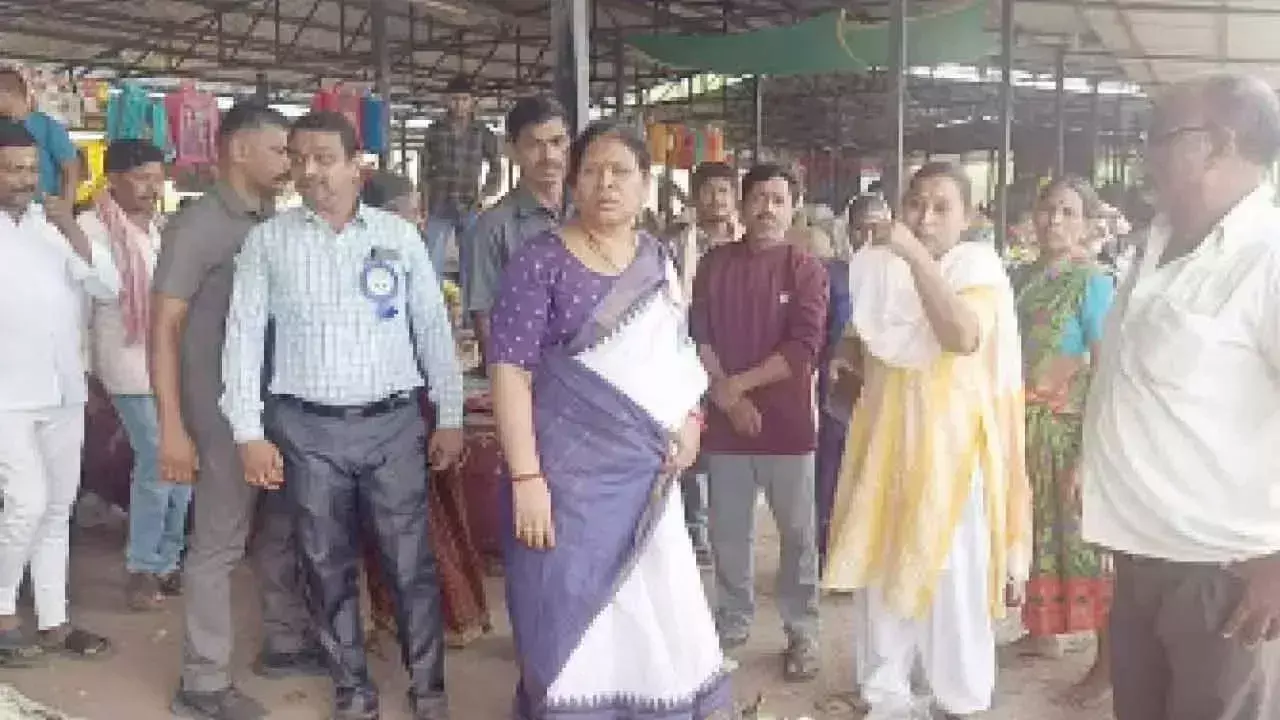 MLA कोवा लक्ष्मी ने जुबली मार्केट को स्थानांतरित करने के खिलाफ अधिकारियों को चेतावनी दी