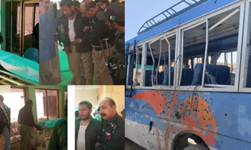 बम विस्फोट, तीन पुलिसकर्मी मारे गए, 16 घायल