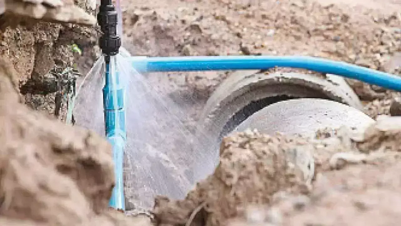 City के कुछ हिस्सों में पानी की पाइपलाइन टूटने पर लोगों ने चिंता जताई