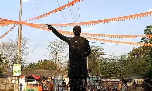 Odisha : पूर्व सीएम बीजू पटनायक की प्रतिमा में आग लगाने से राजनीतिक विवाद छिड़ा