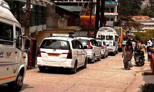Manali में स्थानीय लोगों और पर्यटकों को यातायात अव्यवस्था से जूझना पड़ा Manali में स्थानीय लोगों और पर्यटकों को यातायात अव्यवस्था से जूझना पड़ा