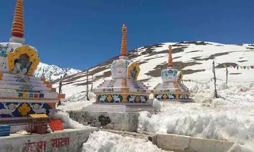 Himachal: ग्राम्फू सड़क पर बर्फ हटाने में देरी से स्थानीय लोग परेशान Himachal: ग्राम्फू सड़क पर बर्फ हटाने में देरी से स्थानीय लोग परेशान