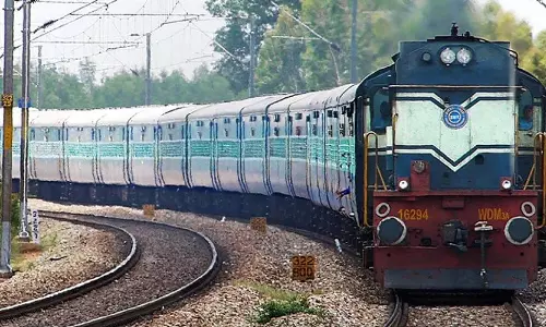 एर्नाकुलम-हज़रत निज़ामुद्दीन ग्रीष्मकालीन विशेष ट्रेन इटारसी, भोपाल और बीना में रुकेगी एर्नाकुलम-हज़रत निज़ामुद्दीन ग्रीष्मकालीन विशेष ट्रेन इटारसी, भोपाल और बीना में रुकेगी