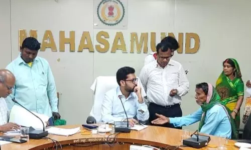 महासमुंद कलेक्टर ने जन चौपाल में सुनी लोगों की समस्याएं