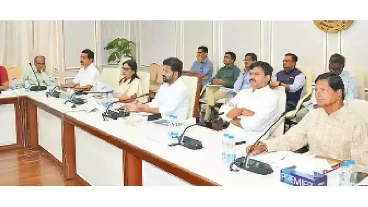 CM रेवंत ने लापरवाह जिला कलेक्टरों को कार्रवाई की चेतावनी दी CM रेवंत ने लापरवाह जिला कलेक्टरों को कार्रवाई की चेतावनी दी