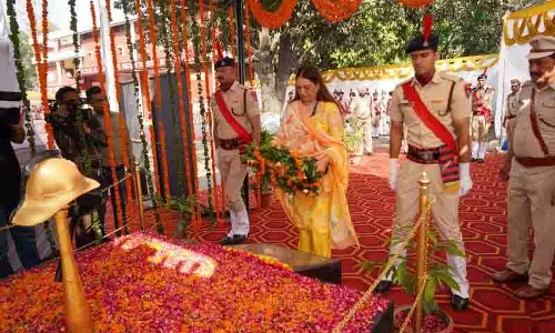 Chandigarh के मेयर ने अग्निशमन कर्मियों को श्रद्धांजलि दी