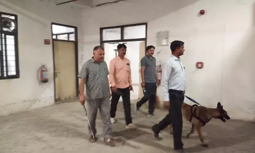 Alwar: मिनी सचिवालय में विस्फोटक की सूचना से हड़कंप, जांच में नहीं मिली कोई संदिग्ध वस्तु Alwar: मिनी सचिवालय में विस्फोटक की सूचना से हड़कंप, जांच में नहीं मिली कोई संदिग्ध वस्तु