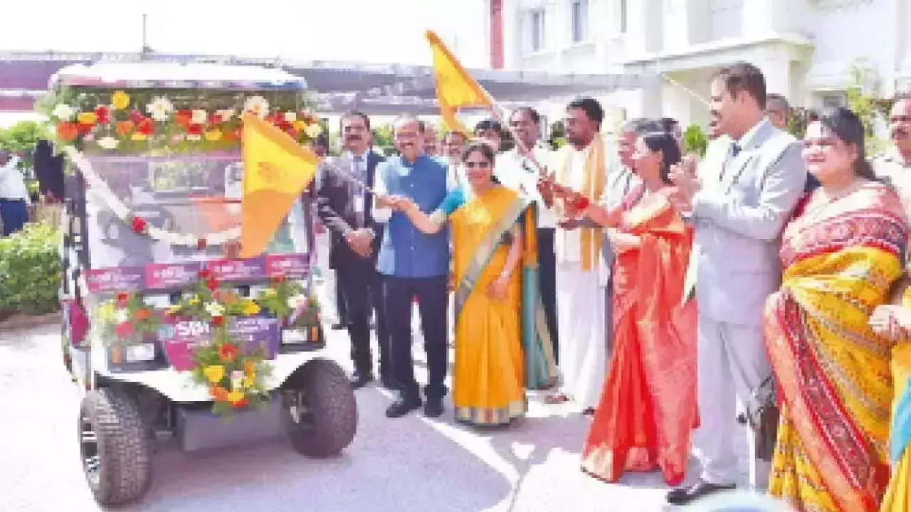 Yadagirigutta: एसबीआई ने मंदिर को बैटरी वाहन दान किए