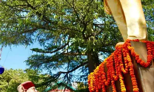 राज्यपाल Shiv Pratap Shukla ने अंबेडकर जयंती पर उन्हें पुष्पांजलि अर्पित की राज्यपाल Shiv Pratap Shukla ने अंबेडकर जयंती पर उन्हें पुष्पांजलि अर्पित की