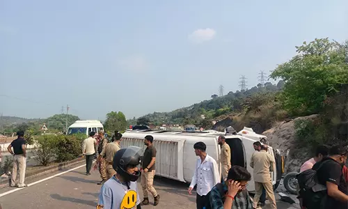 Udhampur में जम्मू-श्रीनगर राजमार्ग पर टेम्पो ट्रैवलर पलटने से 9 लोग घायल
