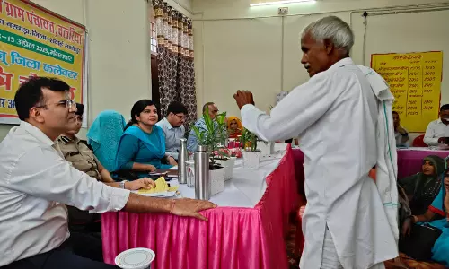 Madhopur: जिला कलेक्टर ने बलरिया में सुनी रात्रि चौपाल कर सुनी ग्रामीणों की समस्याएं Madhopur: जिला कलेक्टर ने बलरिया में सुनी रात्रि चौपाल कर सुनी ग्रामीणों की समस्याएं