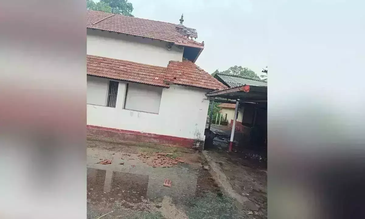 Karnataka: तेज़ हवाओं और बारिश से जैन बसाड़ी की धरोहर को नुकसान Karnataka: तेज़ हवाओं और बारिश से जैन बसाड़ी की धरोहर को नुकसान