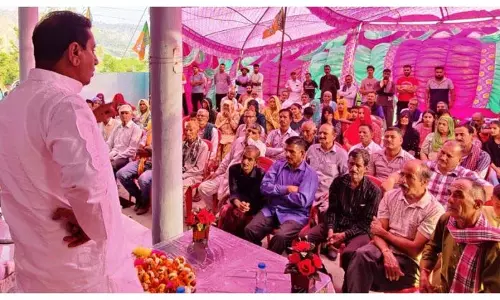 जसरोटिया ने भोरथैन North-Jakhol पंचायतों के निवासियों से बातचीत की