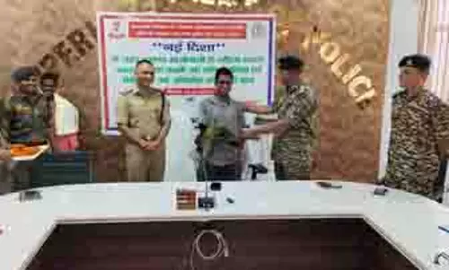 छत्तीसगढ़ के दो कट्टर माओवादियों ने Jharkhand में किया आत्मसमर्पण