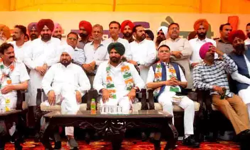 Raja Waring: पंजाब सरकार विपक्षी नेताओं को निशाना बनाने के लिए सरकारी मशीनरी का इस्तेमाल कर रही Raja Waring: पंजाब सरकार विपक्षी नेताओं को निशाना बनाने के लिए सरकारी मशीनरी का इस्तेमाल कर रही