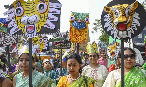 सत्तारूढ़ तृणमूल कांग्रेस-विपक्षी BJP ने बंगाली नववर्ष के उपलक्ष्य में रंगारंग जुलूस निकाले