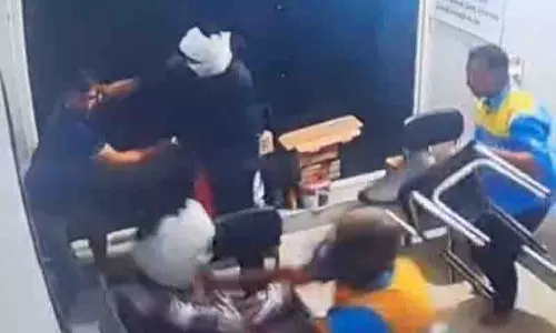 Petrol pump कर्मचारी की गोली मारकर हत्या, पुलिस ने लूट की कोशिश का दावा किया Petrol pump कर्मचारी की गोली मारकर हत्या, पुलिस ने लूट की कोशिश का दावा किया