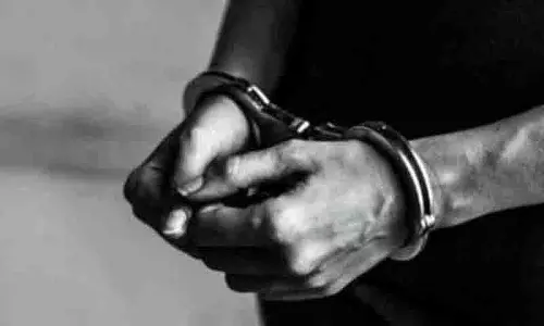 Hyderabad में एक फोटोग्राफर को महिला से बलात्कार और धोखाधड़ी के आरोप में गिरफ्तार